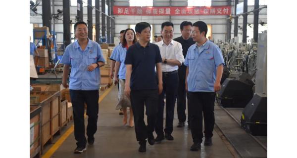 寶雞市市長王勇一行來紡電公司調研時強調 堅持創(chuàng)新驅動 強化科技支撐